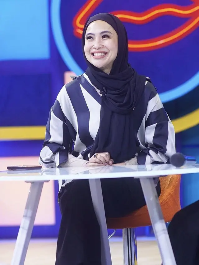 Gaya Terbaru Feni Rose Tampil Berhijab, credit: Instagram (@fenirose)