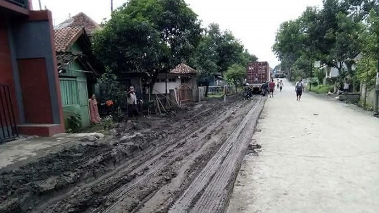 Truk Besar Ngotot Melintas di Jalur Tengah Brebes dan Tegal