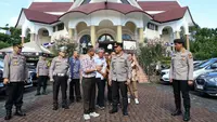 Kapolda Sulut Irjen Pol Yudhiawan memantau pengamanan ibadah paskah di sejumlah gereja di Kota Manado.