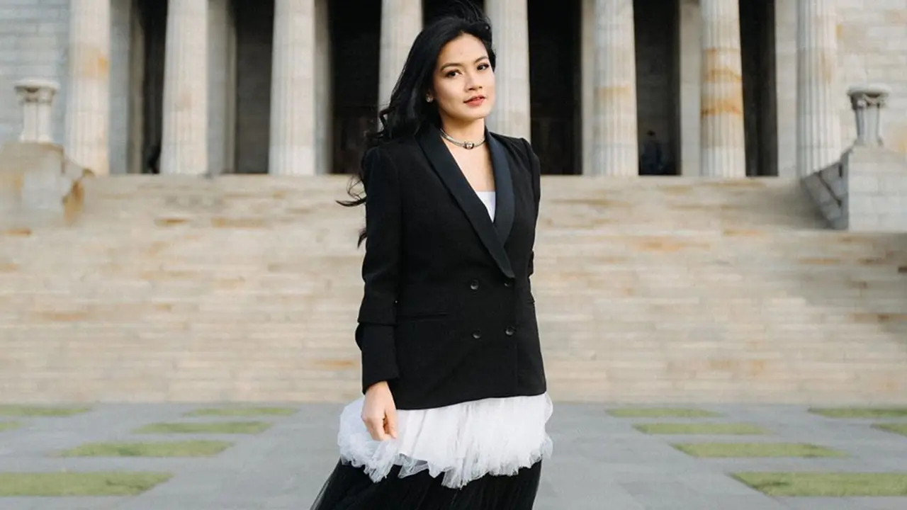FOTO: Gaya Titi Kamal dengan Busana Hitam, Tampil Elegan