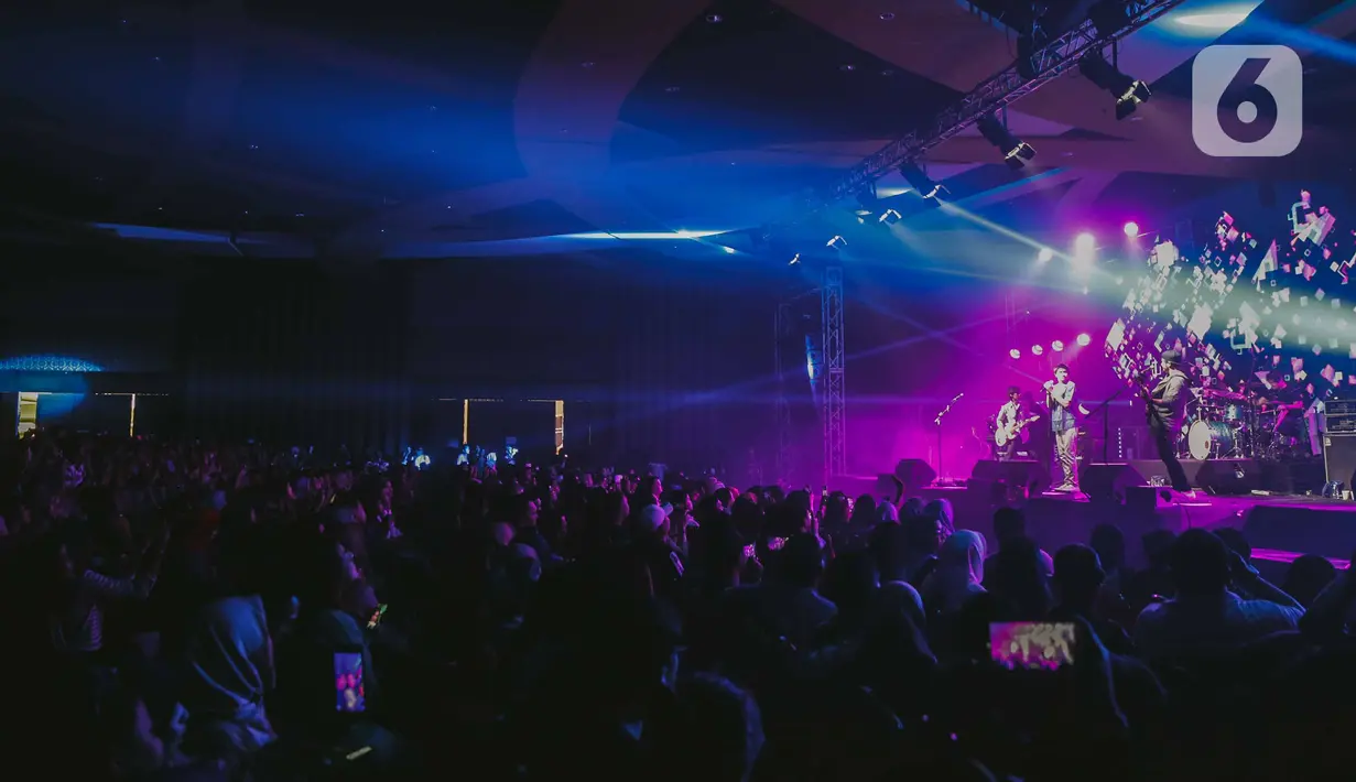 Penampilan grup band Sheila On 7 dalam konser bertajuk 'A Night with Sheila on 7' di Gandaria City Hall, Jakarta, Kamis (6/12/2019). Dalam penampilannya mereka membawakan berbagai lagu andalan diantaranya lagu" Kita", "Dan", "Betapa", "Seberapa Pantas" serta "Sephia". (Liputan6.com/Faizal Fanani)