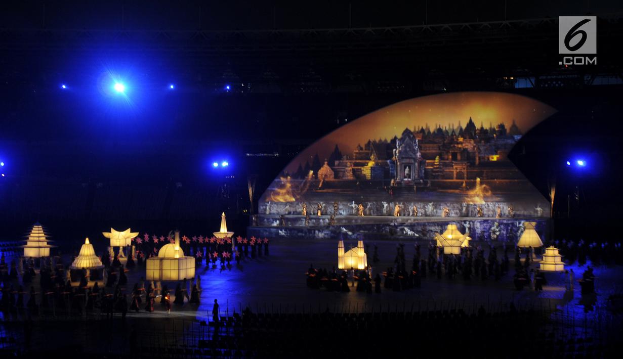 Penari membawakan tarian bertema Keberagaman di Indonesia saat pembukaan Asian Para Games 2018 di Stadion Utama Gelora Bung Karno, Jakarta, Sabtu (6/10). Ribuan atlet dari 41 negara akan berlaga. (Liputan6.com/Helmi Fithriansyah)