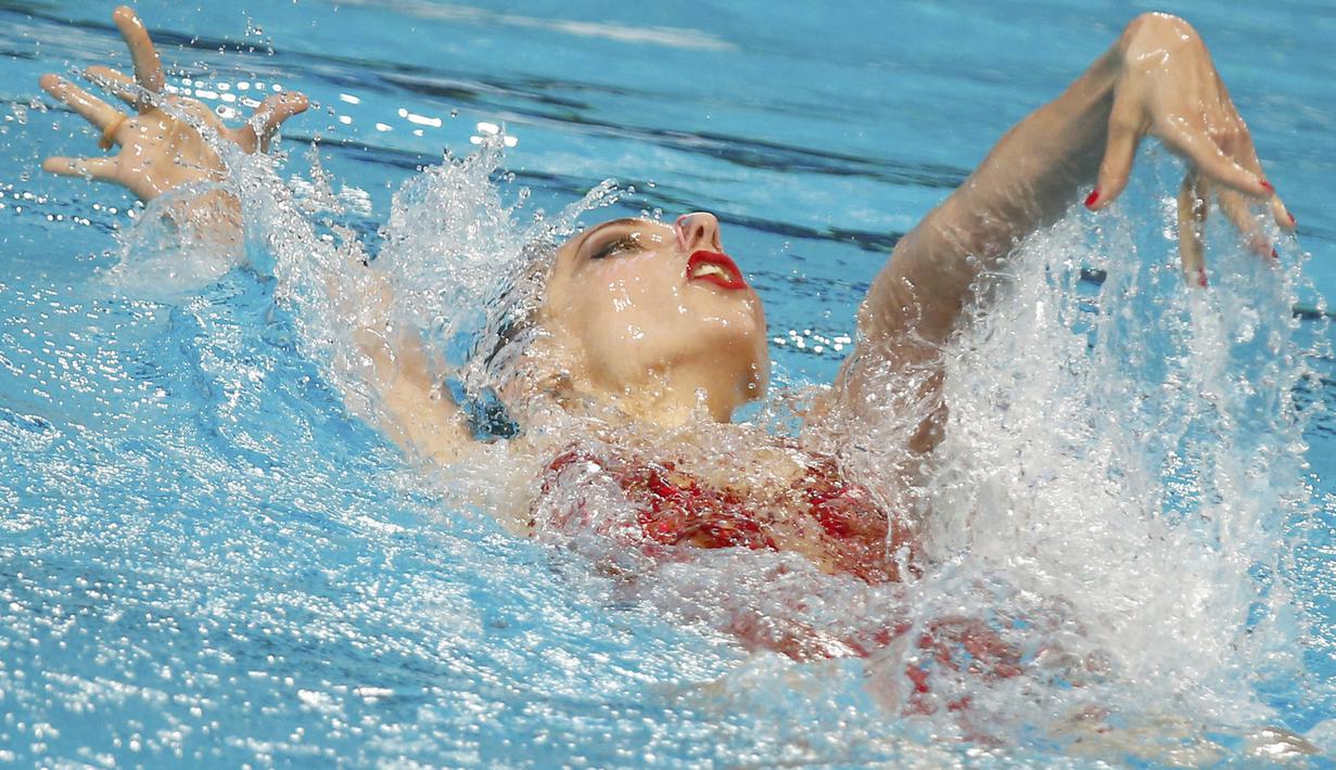 Perenang indah Rusia, Natalia Ishchenko, beraksi di nomor final solo free Kejuaraan Dunia Akuatik 2015 di Kazan, Rusia. (29/7/2015). (Reuters/Michael Dalder)