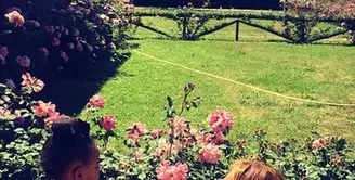 Beyonce dan putrinya, Blue Ivy Carter, menikmati hari minggu mereka yang cerah di taman bunga. (via instagram/@beyonce)