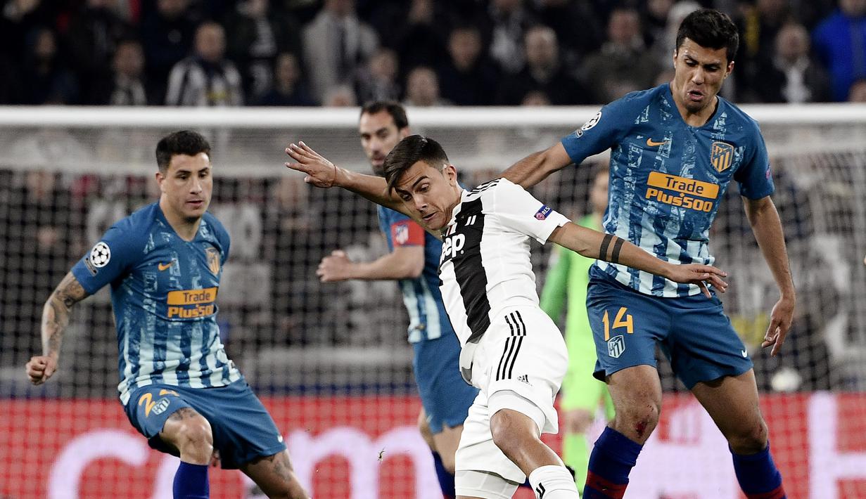 Gelandang Juventus, Paulo Dybala Selebrasi Cristiano Ronaldo pada laga kedua, babak 16 besar Liga Champions yang berlangsung di Stadion Allianz, Turin, Rabu (13/3). Juventus menang 3-0 atas Atl Madrid. (AFP/Marco Bertorello)