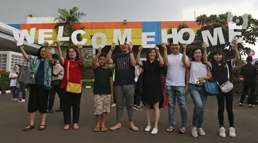 Keluarga membawa tulisan 'Welcome Home' saat menunggu WNI yang selesai menjalani observasi virus corona dari Natuna, di Bandara Halim Perdanakusuma, Jakarta, Sabtu (15/2/2020). Pemerintah resmi memulangkan 238 WNI ke daerah masing-masing karena telah dinyatakan sehat. (Liputan6.com/Herman Zakharia)