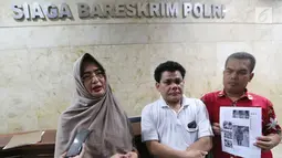 Pengacara Wa Ode Nur Zainab dan Azrul Tanjung memberikan keterangan pers terkait pencemaran nama baik terhadap Amien Rais yang diunggah di akun Facebook Syakieb Sungkar di Gedung Bareskrim Polri Jakarta, Selasa (26/6). (Liputan6.com/Fery Pradolo)