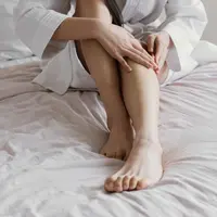 Peregangan kaki dapat membantu mengurangi ketegangan otot sekaligus membuat tubuh terasa lebih rileks setelah beraktivitas. [Dok/Freepik.com].