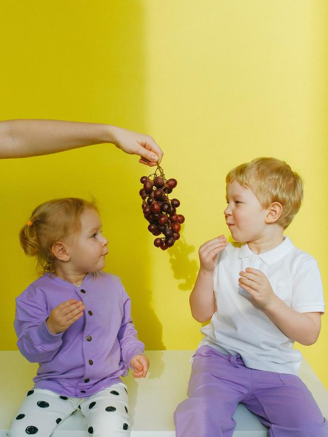 Ilustrasi cara merayu anak untuk makan buah