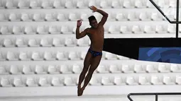 Gaya atlet loncat indah saat bersaing pada nomor mens's 10m platform preliminary Asian Games 2018 di Jakarta, Sabtu (1/9). (Merdeka.com/Imam Buhori)
