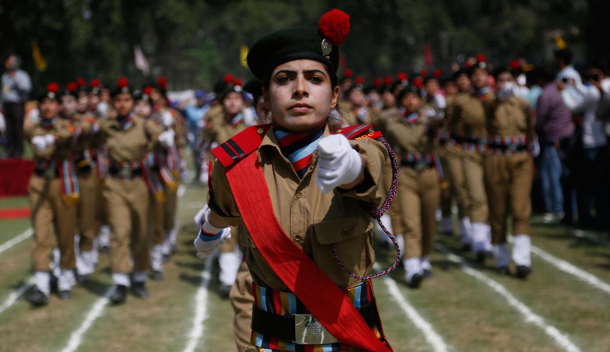 Anggota dari Korps Kadet Nasional (NCC) berbaris selama perayaan Hari Kemerdekaan India di Srinagar, Kashmir yang dikontrol India, (15/8). India merdeka dari kolonialis Inggris pada tahun 1947. (AP Photo / Mukhtar Khan)