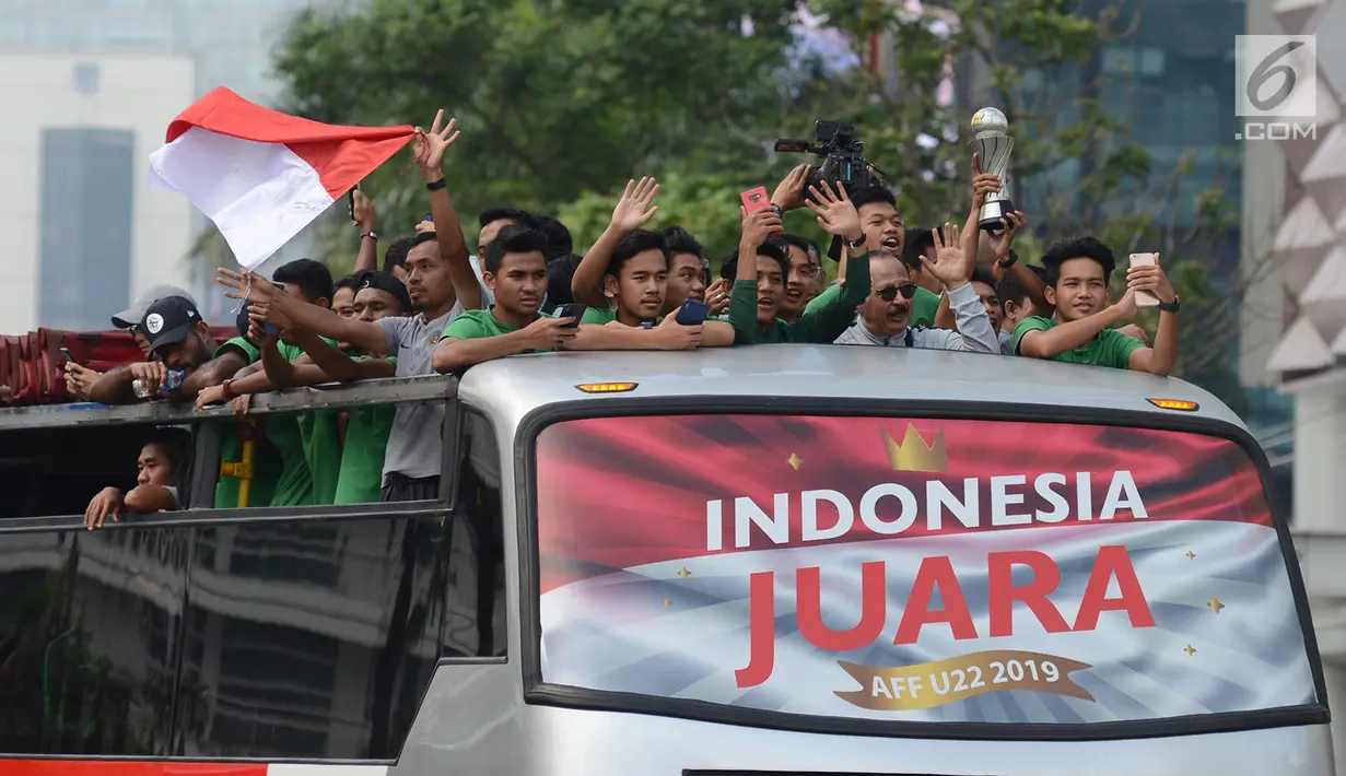 Arak-arakan penggawa Timnas Indonesia U-22 saat melintasi Jalan MH Thamrin, Jakarta, Kamis (29/2). Timnas Indonesia U-22 merengkuh tropi Piala AFF U-22 2019 usai menumbangkan Thailand 2-1. (merdeka.com/Imam Bukhori)