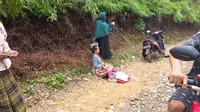 Seorang ibu melahirkan di tengah jalan yang dikeliling hutan di Kawasan Lebak Banten. Hal ini lantaran infrastruktur yang buruk. (Liputan6.com/Yandh Deslatama)