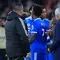 Penyerang Real Madrid, Kylian Mbappe, berbicara dengan pelatih Benfica, Jose Mourinho, setelah rekan setimnya, Vinicius Junior (di belakang), mendengarkan hinaan rasial selama pertandingan leg pertama play-off babak gugur Liga Champions di Estadio da Luz, Lisbon, Rabu (18/2/2026) dini hari WIB. (AFP/Patricia De Melo Moreira)