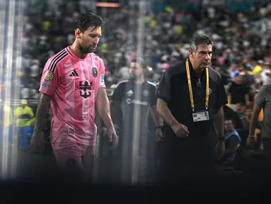 Pemain Inter Miami, Lionel Messi berjalan ke luar lapangan saat jeda babak pertama dalam laga Grup A Piala Dunia Antarklub 2025 melawan Palmeiras di Hard Rock stadium, Miami, Amerika Serikat, Selasa (24/06/2025) WIB. (AFP/Patricia De Melo Moreira)