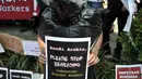 Pengunjuk rasa menggelar aksi solidaritas di depan Kedutaan Besar Arab Saudi Arab Saudi, Jakarta, Selasa (20/3). Sejumlah organisasi masyarakat dan LSM membentangkan spanduk bertulisan 'Saudi Arabia Please Stop Beheading'. (Merdeka.com/Iqbal S. Nugroho)