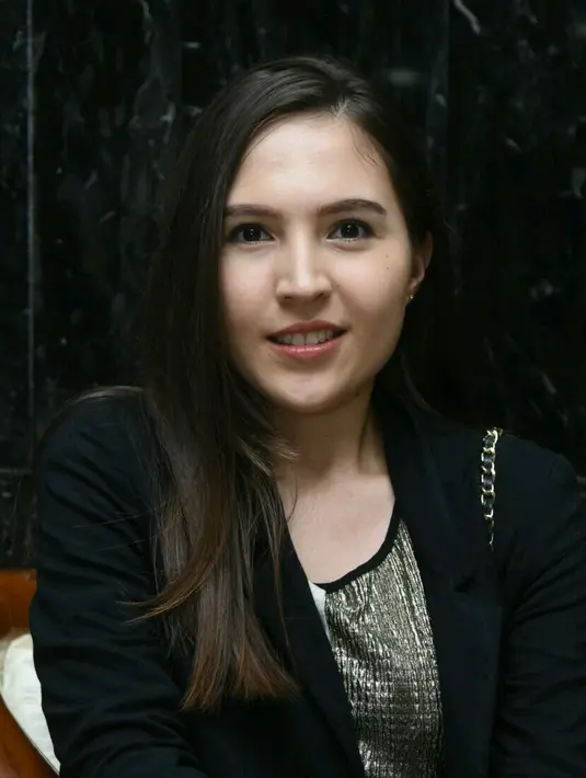 "Aku enggak jadi protagonis atau pemeran yang baik hati. Karena sebelumnya jadi perempuan baik-baik, loveable. Di sini berbeda. Bisa dibilang lebih ke antagonis, iya," kata Olivia di XXI Epicentrum, Kuningan, Senin (22/5). (Galih W. Satria/Bintang.com)