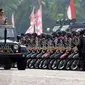 Kapolri Jenderal Sutarman memeriksa kesiapan anggotanya (Liputan6.com/Herman Zakharia)