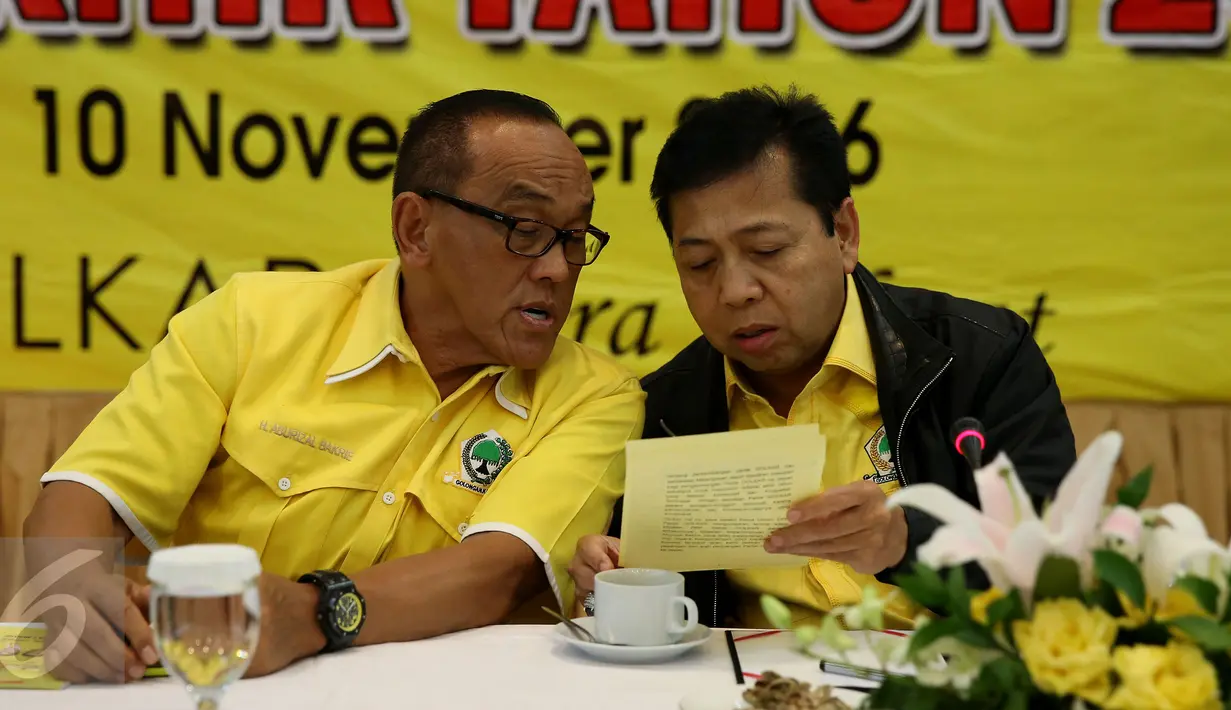 Ketua Umum Partai Golkar Setya Novanto (kanan) di dampingi Dewan Pembina PG, Aburizal Bakrie saat memimpin Dialog Internal Partai Golkar di DPP Partai Golkar, Jakarta, Kamis (10/11). (Liputan6.com/Johan Tallo)