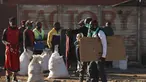 Orang-orang menunggu tumpangan di terminal bus di Harare, Zimbabwe (22/7/2020). Presiden Zimbabwe Emmerson Mnangagwa mengumumkan sederet kebijakan karantina lockdown, termasuk penerapan jam malam mulai pukul 18.00-06.00 waktu setempat, guna meredam lonjakan kasus COVID-19. (Xinhua/Shaun Jusa)