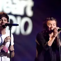 Louis Tomlinson dan Harry Styles (AFP/COOPER NEILL / GETTY IMAGES NORTH AMERICA)