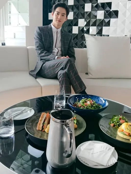 "Kelas 09 dan 10 mempunyai hubungan yang baik dan kita semua berhasil menjadi populer. Walaupun awalnya hanya candaan, akan tetapi semua menjadi kenyataan," lanjutnya. (Foto: instagram.com/heysuhoshi)