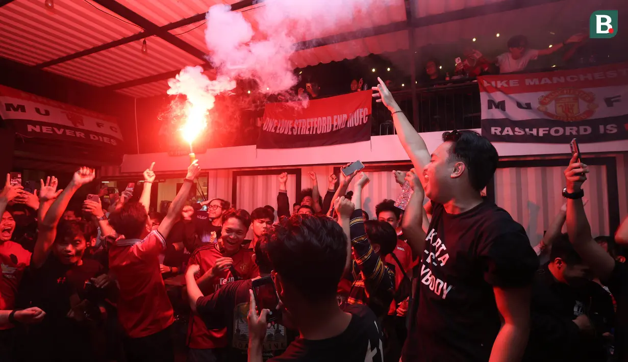 <p>Fans Manchester United menyalakan Flaire saat&nbsp;acara Roaring night Manchester United vs Liverpool di Pitch 98, Kemang, Jakarta Selatan, Minggu (7/4/2024). (Bola.com/M Iqbal Ichsan)</p>