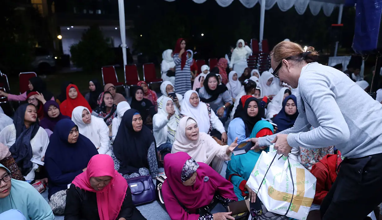 Tenda putih dipasang didepan rumah. Anak yatim serta tamu lain terlihat duduk memadati dibawah tenda tersebut untuk mendoakan almarhumah yang meninggal dunia sejak 10 Juni 2017 silam. (Nurwahyunan/Bintang.com)