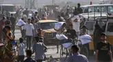 Para pengungsi Palestina mengangkut kantong-kantong bantuan makanan setelah menyerbu gudang Program Pangan Dunia di Deir el-Balah di Jalur Gaza tengah pada 28 Mei 2025. (Eyad BABA/AFP)