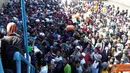Citizen6, Bima: Arus mudik di Pelabuhan Bima, NTB sudah dimulai sejak Senin, (13/8) ketika kapal KM. Kelimutu dari Makassar dan Merauke tiba. Penumpang kapal didominasi oleh para pelajar dan tentara yang cuti. (Pengirim: Made Kusiadi Asmara)