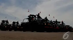 Parade alutsista TNI di Dermaga Madura Komando Armada RI Kawasan Timur saat HUT TNI ke-69, Surabaya, Selasa (07/10/2014) (Liputan6.com/Johan Tallo)
