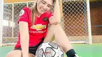 Via Vallen memang menyukai dunia sepak bola. Perempuan kelahiran 1 Oktober 1991 memiliki klub sepak bola favorit yakni Manchester United. Ia kerap memakai jersey Manchester United di beberapa momen seperti saat ia berada di lapangan futsal. (Liputan6.com/IG/@viavallen)