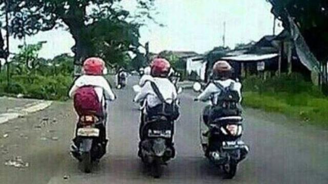 Bikin Geregetan, 7 Gaya Cewek di Indonesia Kalo Naik Motor