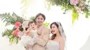 Lewat bidikan kamera FD Photography, Felicya Angelista bersama sang suami dan anak tampil penuh ceria dengan latar belakang penuh bunga. @fdphotography90.