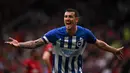 Lewis Dunk merupakan produk lulusan akademi Brighton. Ia akhirnya bergabung dengan tim senior pada 1 July 2010. Lewis Dunk merupakan orang nomor satu dengan penampilan terbanyak dengan 216 kali bermain di kancah Liga Inggris. Total hingga hari ini, Sabtu (14/10/2023) ia telah bermain selama 13 tahun 3 bulan untuk Seagulls. (AFP/Oli Scarff)