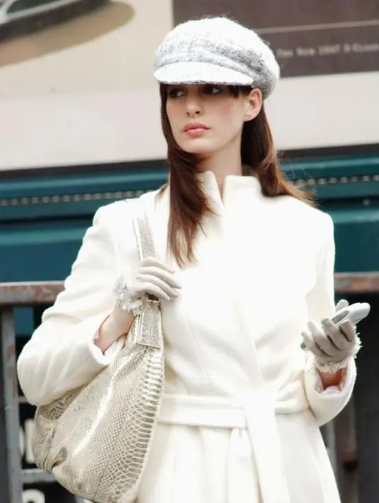 Warna putih dan nuansa abu memberi tampilan sophisticated yang bisa kita aplikasikan untuk gaya harian atau kantoran  (Foto: vogue.com.au).