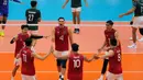 Pemain Timnas voli putra Indonesia merayakan raihan poin saat melawan Myanmar pada babak penyisihan Grup B SEA Games 2025 di di Stadion Indoor Huamark, Bangkok, Thailand, pada Senin (15/12/2025) pagi WIB. Timnas voli putra Indonesia berhasil meraih kemenangan perdana di Grup B SEA Games 2025 dengan mengalahkan Myanmar, Senin (15/12/2025). (Bola.com/Bagaskara Lazuardi)