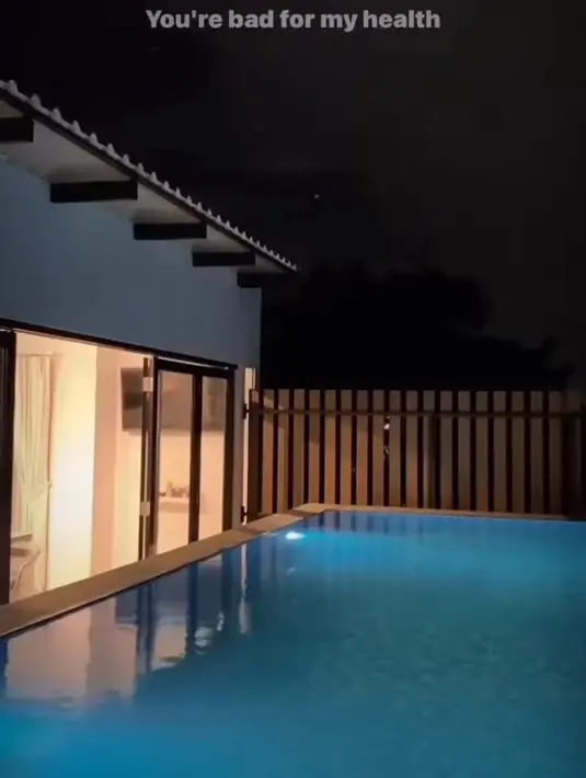 Tak ketinggalan hadirnya kolam renang mempercantik rumah empat lantai tersebut. Di suasana malam pun, pemandangan di luar tetap indah. (Instagram @ikatancintarcti_officiall/brilio)