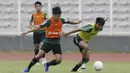 Pemain Timnas Indonesia U-22, Asnawi Mangkualam, berebut bola dengan Witan Sulaeman saat latihan di Stadion Madya, Jakarta, Jumat (18/1). Latihan ini merupakan persiapan jelang Piala AFF U-22. (Bola.com/Yoppy Renato)