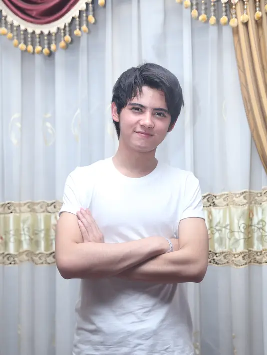 Nama Aliando Syarief besar berkat karirnya di sinetron, namun hal tersebut  tak cukup baginya mencari dan menggali bakat lain. Pria yang digemari banyak para kaum hawa ini ingin menjalani karirnya sebagai penyanyi di tahun 2016.  (Andy Masela/Bintang.com)