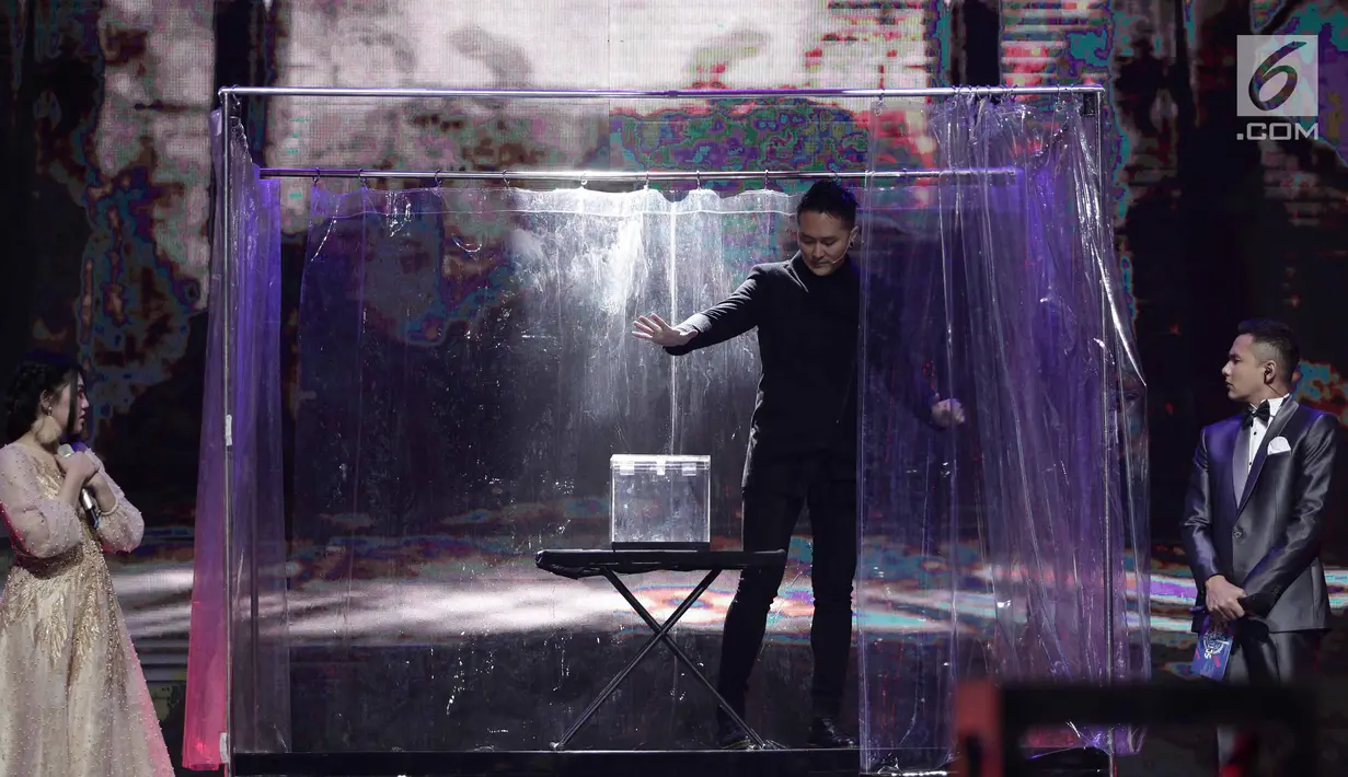 Aksi sulap Demian saat tampil dalam acara SCTV Music Awards 2018 di Studio 6 Emtek, Jakarta, Jumat (27/4). Aksi sulap dari demian berhasil membuat tegang penonton. (Liputan6.com/Faizal Fanani)