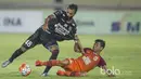 Aksi Marcos Flores (kiri) berebut bola dengan pemain Borneo Fc pada laga Piala Presiden 2017 di Stadion Kapten  I Wayan Dipta, Bali, Senin (13/2/2017). (Bola.com/Vitalis Yogi Trisna)