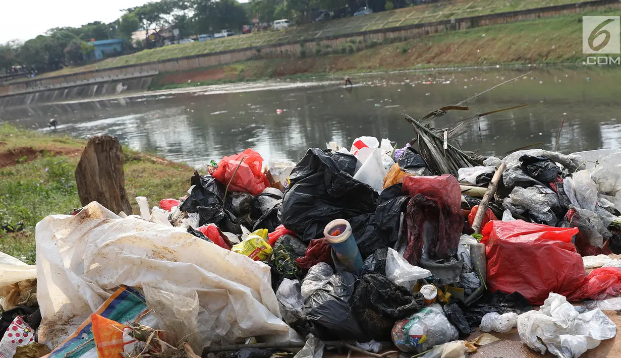 Tumpukan sampah yang berhasil diambil dari Banjir Timur, Jakarta, Selasa (19/9). Diperkirakan sungai itu tercemar limbah sehingga airnya berwarna hitam pekat dan mengeluarkan bau tak sedap serta berbusa. (Liputan6.com/Immanuel Antonius)