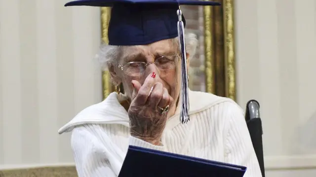 Tangis Haru Nenek yang Diwisuda Setelah 79 Tahun Berjuang