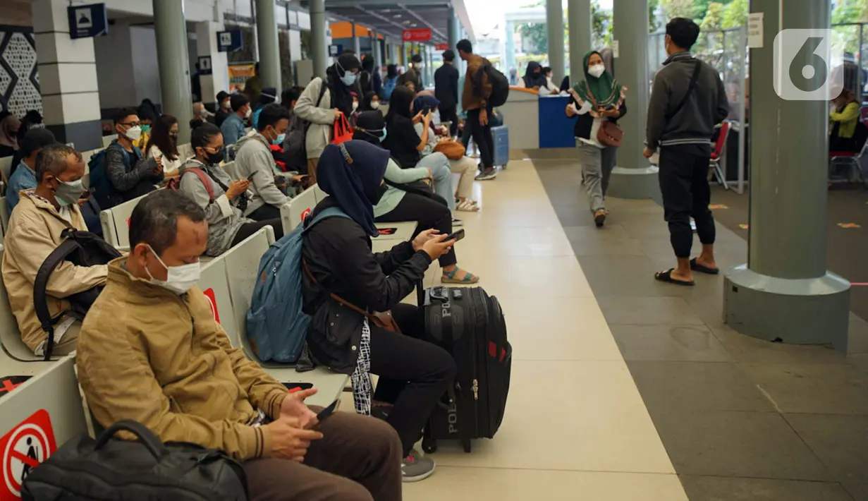 Sejumlah calon penumpang menunggu keberangkatan kereta di Stasiun Pasar Senen, Jakarta, Jumat (24/12/2021). H-1 libur Natal dan Tahun Baru, peningkatan penumpang kereta jarak jauh mulai terlihat dengan tujuan sejumlah kota di Pulau Jawa. (Liputan6.com/Faizal Fanani)