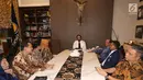 Ketua Umum Partai NasDem, Surya Paloh bersama jajaran pengrus DPP Partai NasDem menerima pasangan Cagub dan Cawagub Terpilih Jawa Timur, Khofifah Indar Parawansa  dan Emil Dardak di Kantor DPP Nasdem, Jakarta, Senin (9/7). (Liputan6.com/Fery Pradolo)