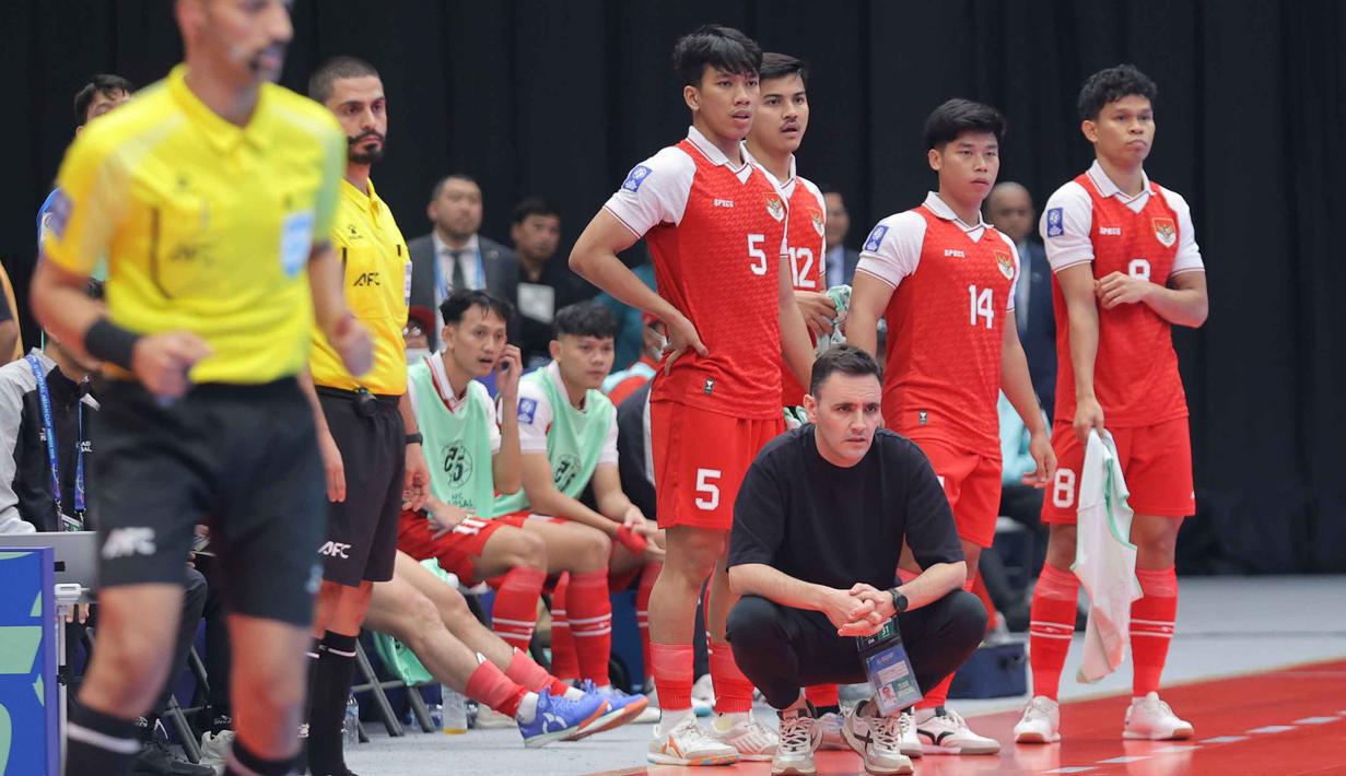 Irak terus berupaya mendominasi penguasaan bola dengan menerapkan powerplay. Tampak dalam foto, pelatih Timnas Futsal Indonesia, Hector Souto Vazquez (jongkok) saat memimpin skuad Garuda bertanding melawan Irak pada laga penyisihan Grup A Piala Asia Futsal 2026 di Indonesia Arena, Kompleks Gelora Bung Karno, Senayan, Jakarta, Sabtu (31/1/2026). (Bola.com/Bagaskara Lazuardi)