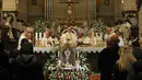 Patriark Latin Yerusalem, Pierbattista Pizzaballa memimpin Misa Malam Natal di Kompleks Gereja Kelahiran Yesus, Bethlehem, Tepi Barat, Minggu (25/12/2022). Setelah dua tahun tutup karena COVID-19, jemaat kembali menghadiri ibadah tersebut kendati jumlahnya tidak sebanyak sebelum pandemi. (Ahmad Gharabli/Pool Photo via AP)