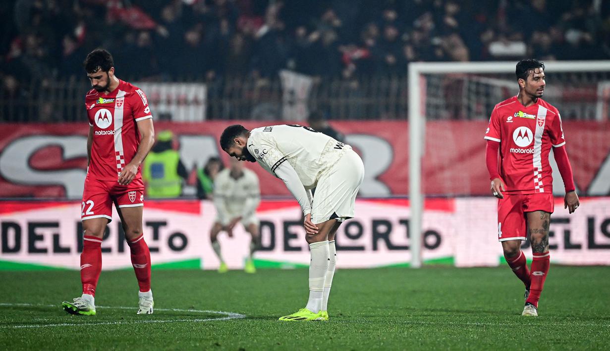 Ekspresi kecewa pemain AC Milan, Ruben Loftus-Cheek (tengah) setelah timnya kalah dari Monza pada laga lanjutan Liga Italia 2023/2024 di Brianteo stadium, Monza, Italia, Senin (19/02/2024) WIB. (AFP/Piero Cruciatti)