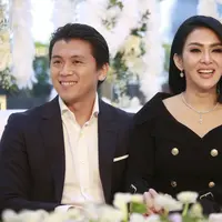 Syahrini dan Reino Barack